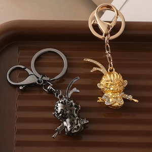 Porte-clés Sun Wukong en métal avec strass, finitions dorées et bronze à canon