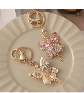 Vista dettagliata fronte e retro di un portachiavi angelo dorato con strass rosa lucidi