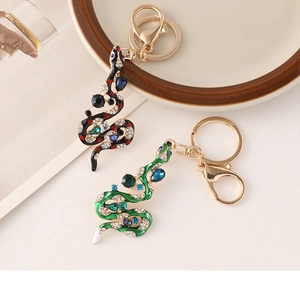 Détail de porte-clés serpent exquis avec strass colorés et émail en deux coloris différents