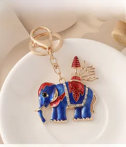 Détail du porte-clés éléphant en émail bleu avec cristaux brillants et finition dorée