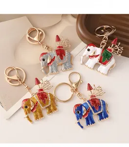 Gros plan détaillé de porte-clés éléphant en quatre couleurs avec émail scintillant et strass
