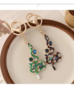 Détail de porte-clés serpent vintage avec strass colorés en émail vert et noir brillant