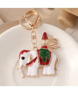 Détail d'un porte-clés éléphant en émail coloré avec alliage doré et strass étincelants