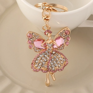Portachiavi angelo creativo con cristalli rosa e ali dorate appeso a una tazza