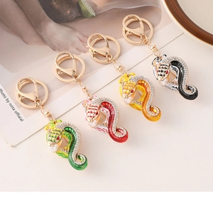 Détail de porte-clés serpent colorés avec strass et perles sur un magazine