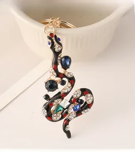 Détail d'un porte-clés serpent avec émail noir, strass colorés et anneau doré brillant