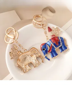 Détail de porte-clés broche éléphant avec émail coloré et strass scintillants
