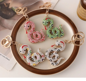 Gros plan de porte-clés serpent sertis de diamants avec motifs de fleurs en émail coloré
