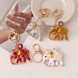 Porte-clés éléphant vintage avec cristaux colorés et émail sur fond élégant et chic