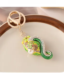 Détail du porte-clés serpent avec émail vert, strass blancs et accent perle