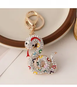 Détail du porte-clés serpent du zodiaque avec strass étincelants et fleurs en émail