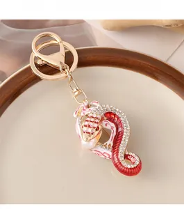 Vue détaillée du porte-clés serpent doré avec émail rouge et strass brillants