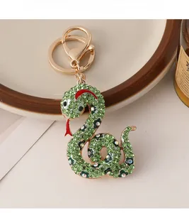 Détail du porte-clés serpent créatif avec strass verts et finition en alliage doré