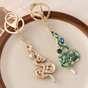 Porte-clés serpent rétro avec émail vert et cristaux colorés sur base en alliage doré