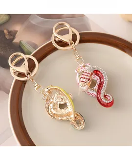 Détail d'un porte-clés serpent zodiaque coloré orné de strass brillants et de perles