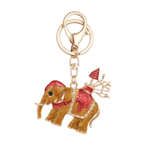 Porte-clés éléphant plaqué or avec émail rouge et accents en strass étincelants