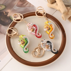 Porte-clés serpent coloré avec strass et perles en quatre styles d'émail et plaqué or