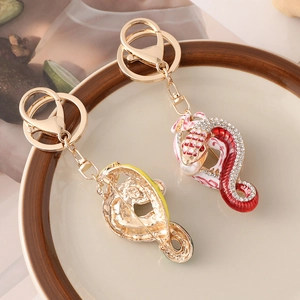Porte-clés serpent créatif coloré avec strass et perle sur un plateau blanc