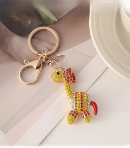 Dettaglio portachiavi a giraffa con strass colorati e chiusura a moschettone dorata