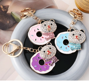 Detalle de tres llaveros de oso donut con incrustaciones de cristal y esmalte de color