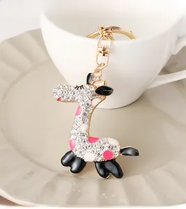 Detail eines kristallbesetzten Giraffen-Schlüsselanhängers mit rosa Emaille am Becher