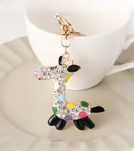 Detailaufnahme der Giraffe Schlüsselanhänger mit Kristallen auf einer Kaffeetasse
