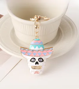 Détail d'un porte-clés tête de mort d'Halloween avec strass sur une tasse à café