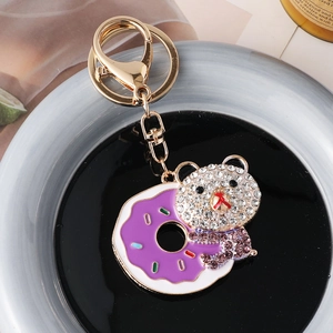 Llavero de oso y dónut con cristales brillantes, esmalte púrpura y anillo dorado