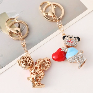 Llaveros de oso de dibujos animados con pedrería, corazones rojos y camisas azules