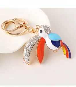 Détail d'un porte-clés toucan coloré avec des strass étincelants et un anneau doré élégant