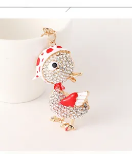 Détails du porte-clés canard avec strass scintillants et finition en émail rouge