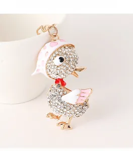 Détails du porte-clés canard serti de cristaux et touches d'émail rose brillant