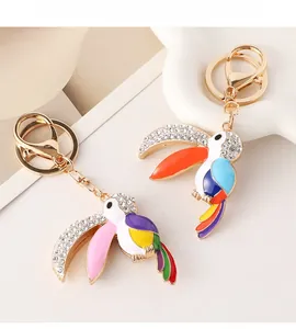 Détails rapprochés des porte-clés toucan avec émail coloré et strass scintillants