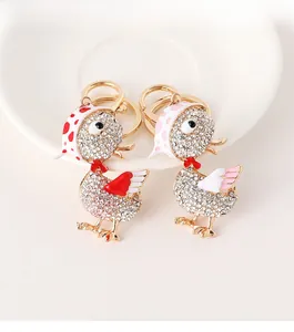Détail du porte-clés canard serti de strass avec finition dorée et chapeaux colorés