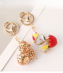 Detailansicht der Strass-Küken-Schlüsselanhänger mit goldenem Hohldesign-Muster