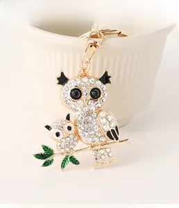 Vue détaillée du porte-clés hibou avec strass et design mère-enfant sur une base dorée