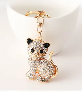 Dettaglio ravvicinato di un portachiavi a gatto in lega d'oro con strass lucidi