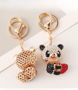 Detailansicht Panda Schlüsselanhänger mit funkelnden Strasssteinen und rotem Herz auf Gold