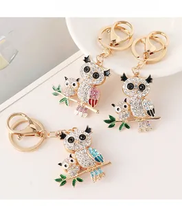 Détail de porte-clés hibou avec strass et émail en rose, blanc et bleu ciel
