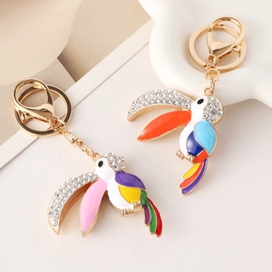 Porte-clés toucan coloré avec strass et émail pendentif pour sac en alliage doré