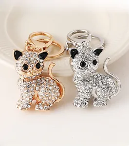 Dettaglio portachiavi a forma di gatto con strass luccicanti in oro e argento