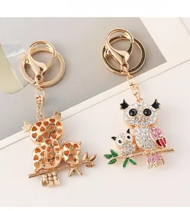 Détails du porte-clés hibou avec strass étincelants et dos doré en forme de cœur évidé