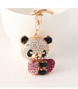 Detailansicht des Panda-Schlüsselanhängers mit glitzernden Strasssteinen und Karabiner