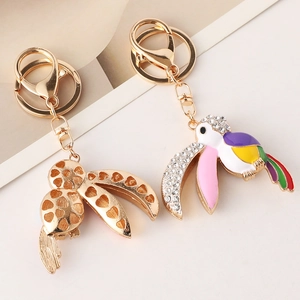 Porte-clés toucan en émail coloré avec strass et pendentif oiseau ajouré doré