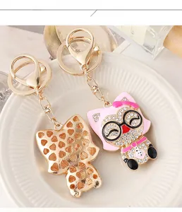 Détails du porte-clés hibou rose montrant les strass et le dos évidé avec motifs de cœur