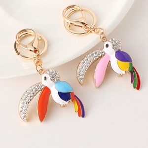 Porte-clés toucan colorés en alliage doré avec émail vibrant et strass brillants