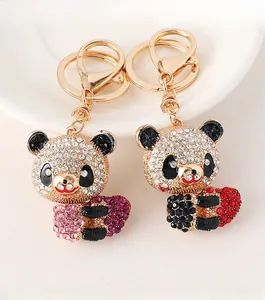 Detaillierte Makroansicht der Strass-Panda-Schlüsselanhänger mit goldenen Metallringen