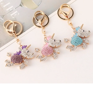 Dettaglio dei portachiavi unicorno con strass nei colori viola, rosa e azzurro cielo