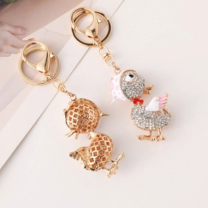 Porte-clés canard mignon avec chapeau à pois roses et strass dorés sur fond clair