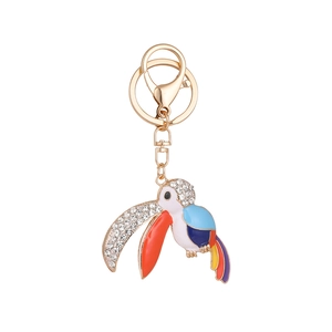 Porte-clés toucan coloré avec cristaux étincelants et émail sur crochet doré